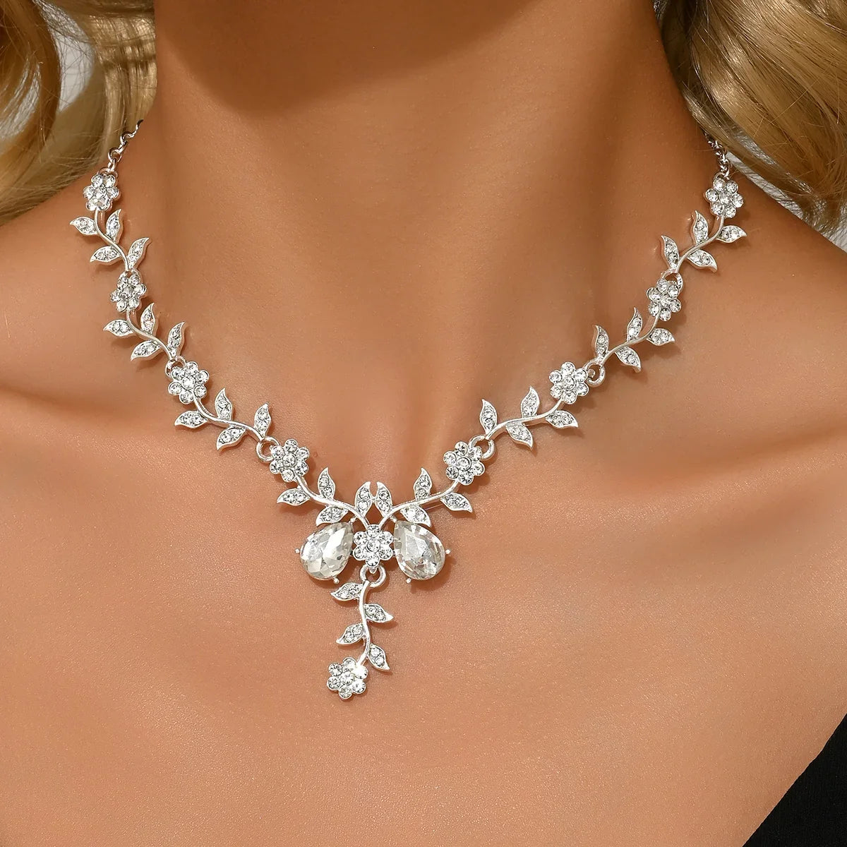 Water Drop Leaf Pendant Necklace